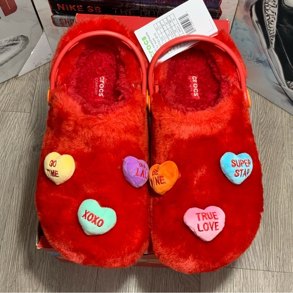 Crocs SWEETHEARTS Collab Mens Size 11 Hearts Valentines Shoes Clogs Red Fuzzy - Picture 9 of 11
